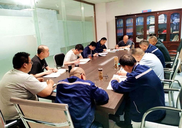 煤矿“夜课堂”：值班间隙一小时，，人人都是清静讲师！